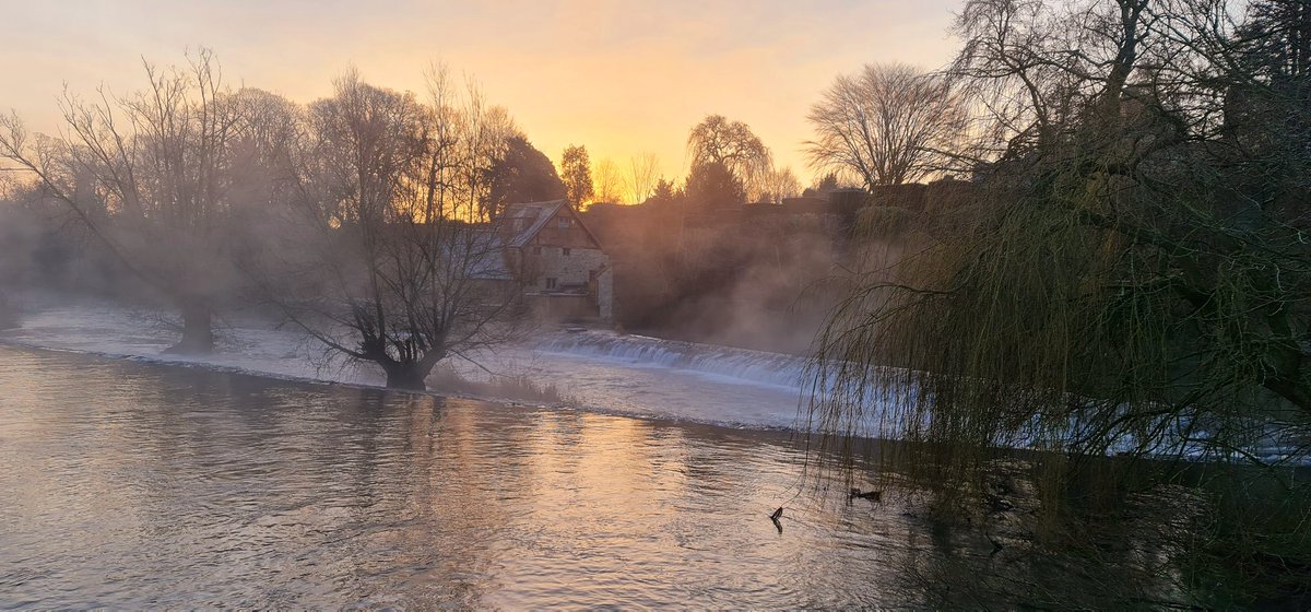 SharonFieldPho1's tweet photo. Horseshoe Weir in the River Teme, Ludlow early this morning.
#loveludlow #Shropshire #frosty #discovershropshire #visitshropshire #potd https://t.co/scDSeesszQ