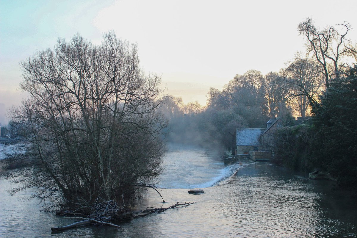 SharonFieldPho1's tweet photo. Horseshoe Weir in the River Teme, Ludlow early this morning.
#loveludlow #Shropshire #frosty #discovershropshire #visitshropshire #potd https://t.co/scDSeesszQ