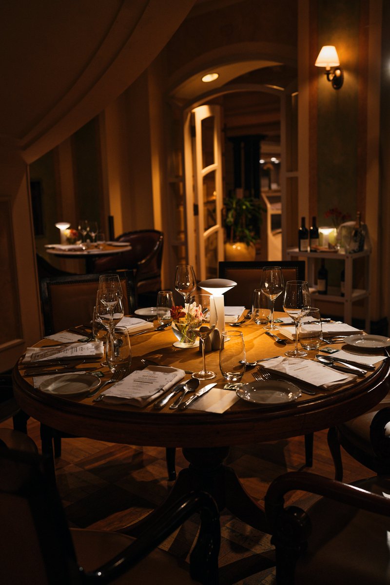CHEZ BERTRAND 🥂🧀🍷🍾 ¿Ya hiciste tu reserva?
.
Todos los viernes seguimos con DJ SETS en vivo junto a @malevodj de 20 a 00hs. 
.
Consultas &amp; Reservas: WSP 11.4031.6032 - eventos.ayb@ihg.com
