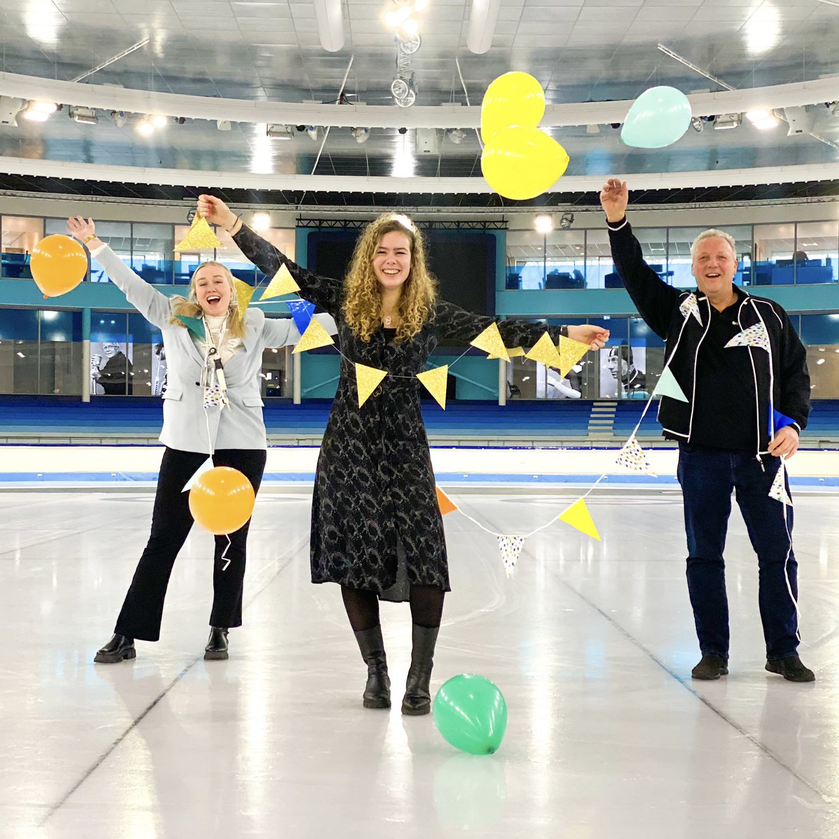Thialf's tweet photo. 𝙔𝙀𝙎𝙎𝙎! 𝙒𝙚 𝙢𝙤𝙜𝙚𝙣 𝙬𝙚𝙚𝙧 𝙤𝙥𝙚𝙣! 🤩🥳

Bekijk de update coronamaatregelen via 👉 https://t.co/0R9XnZHg8m

#schaatsen #recreatief #recreatiefschaatsen #Thialf #geopend #Heerenveen #Friesland https://t.co/r5OcJTIE1M