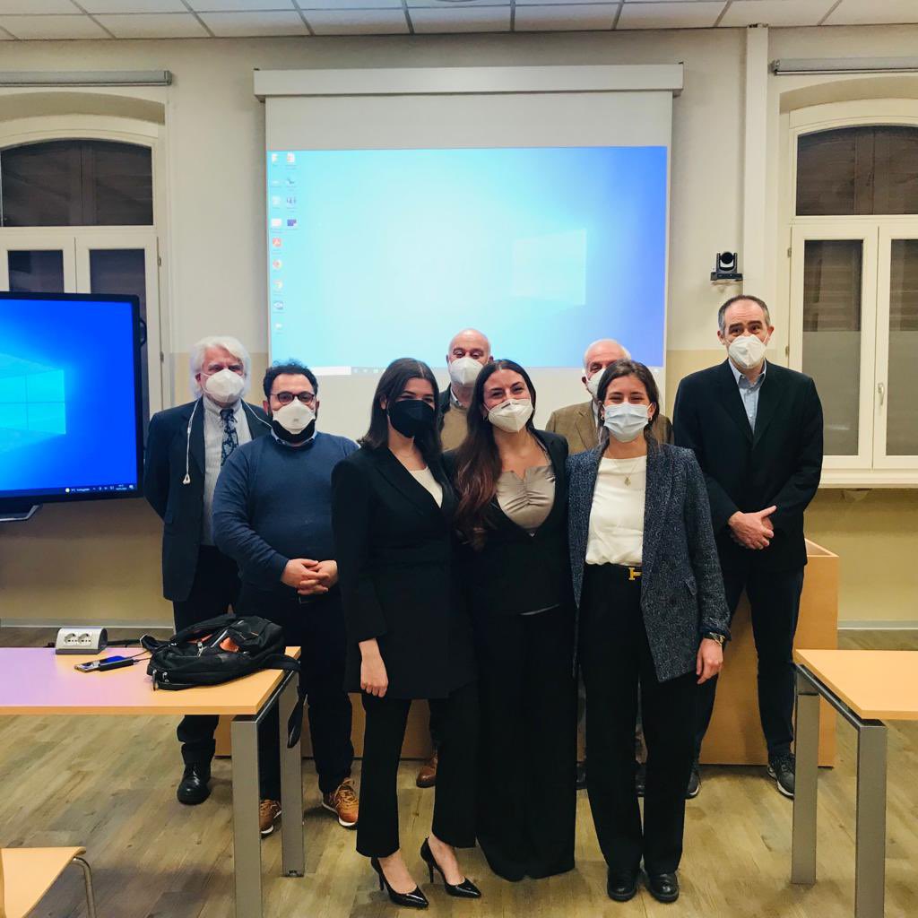 Ciosty's tweet photo. Ufficialmente specializzate in Geriatria! ✨ @LaStatale @laura24412018 @AnnaValentini9 https://t.co/3wkXtWoomF