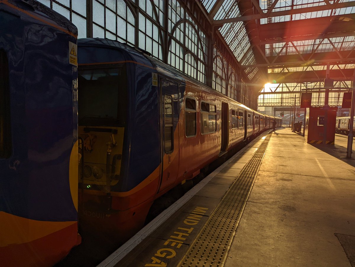 TheTransportHub's tweet image. The sun is setting for the Class 456s today on what is expected to be the last day in service for them
@LondonWaterloo @SW_Help #Class456 #Waterloo