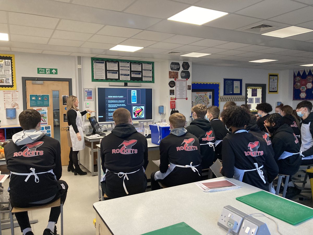 rocketsreading's tweet photo. Great to have @NXTSTGNUTRITION deliver the first of six nutrition and hydration workshops to our @JmaRockets DiSE students. Todays theme; hydration and smoothie making! https://t.co/YMcd0WSMfT