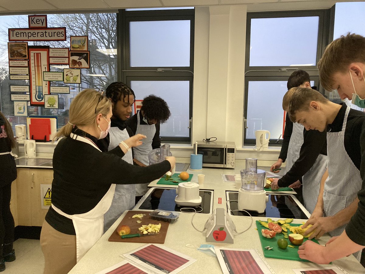 rocketsreading's tweet photo. Great to have @NXTSTGNUTRITION deliver the first of six nutrition and hydration workshops to our @JmaRockets DiSE students. Todays theme; hydration and smoothie making! https://t.co/YMcd0WSMfT