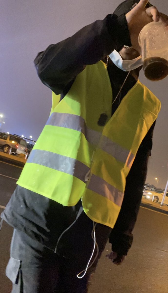lovesickmilf's tweet photo. beware of this staff with a dogtag and earphones hanging down behind his reflective vest STAY AWAY FROM HIM HE IS DANGEROUS!! https://t.co/5NAe0EvV6X