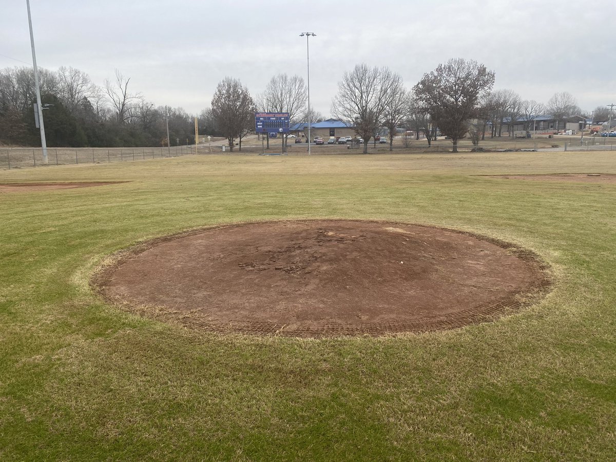 johnnyray24's tweet photo. Before & After pics of @andydurham12 mound @HillcrestNT in Strawberry, Arkansas. The Screamin Eagles are now ready for the 2022 season @TurfaceC #HeritageRed #5StarPackingClay https://t.co/IDYq2wqmZT