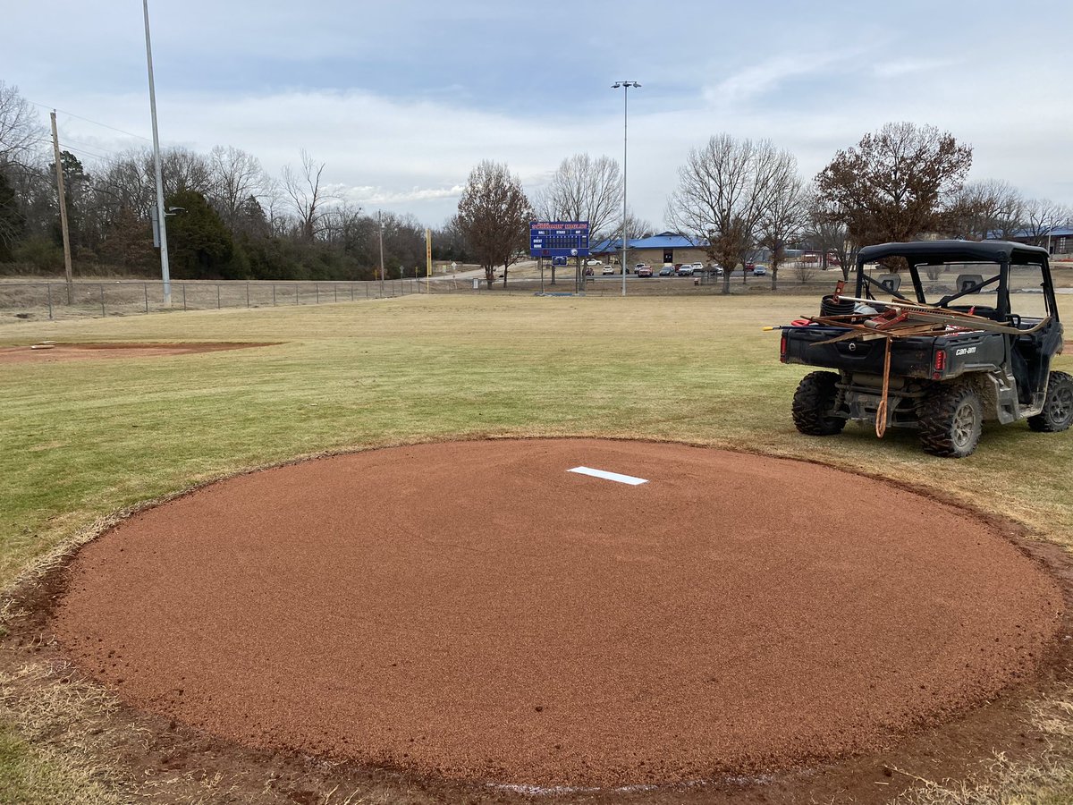 johnnyray24's tweet photo. Before & After pics of @andydurham12 mound @HillcrestNT in Strawberry, Arkansas. The Screamin Eagles are now ready for the 2022 season @TurfaceC #HeritageRed #5StarPackingClay https://t.co/IDYq2wqmZT