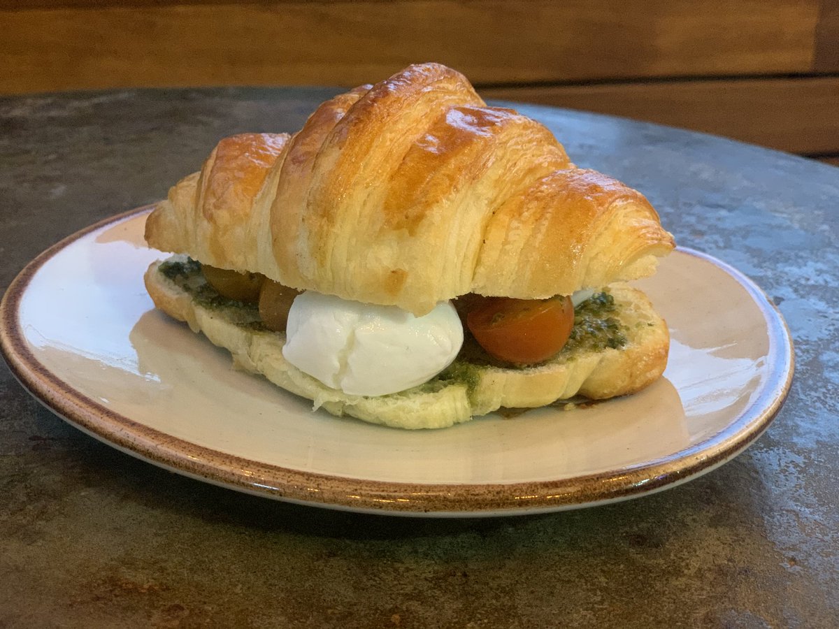 panaticsbog's tweet photo. Croissant de tomate cherry, pesto y queso fior di latte. https://t.co/iDYWbQqfXt