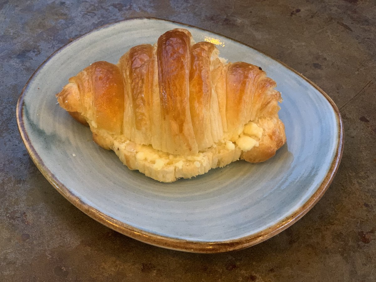panaticsbog's tweet photo. Croissant de tomate cherry, pesto y queso fior di latte. https://t.co/iDYWbQqfXt