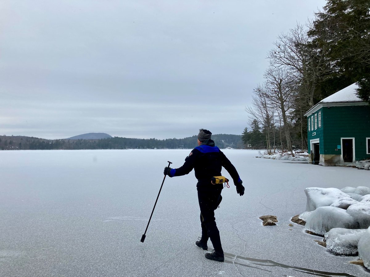 DeirdreStires's tweet photo. This photo is only compelling if you know the dude is walking on 1-inch-thick ice. All to save a bird.
#MainersLoveTheirLoons #DontTryThisAtHome #Mainebirding https://t.co/WQmk3oo82l