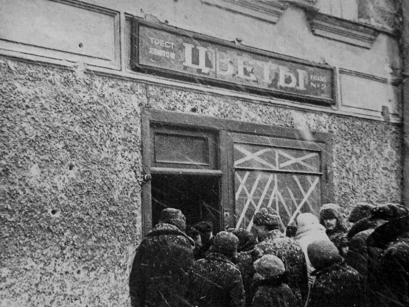 очередь за продовольствием. очереди за продуктами 1930 годов. очередь за хлебом в блокадном ленинграде. очереди за хлебом в петрограде 1916-1917 годы. очередь за хлебом петроград 1917.