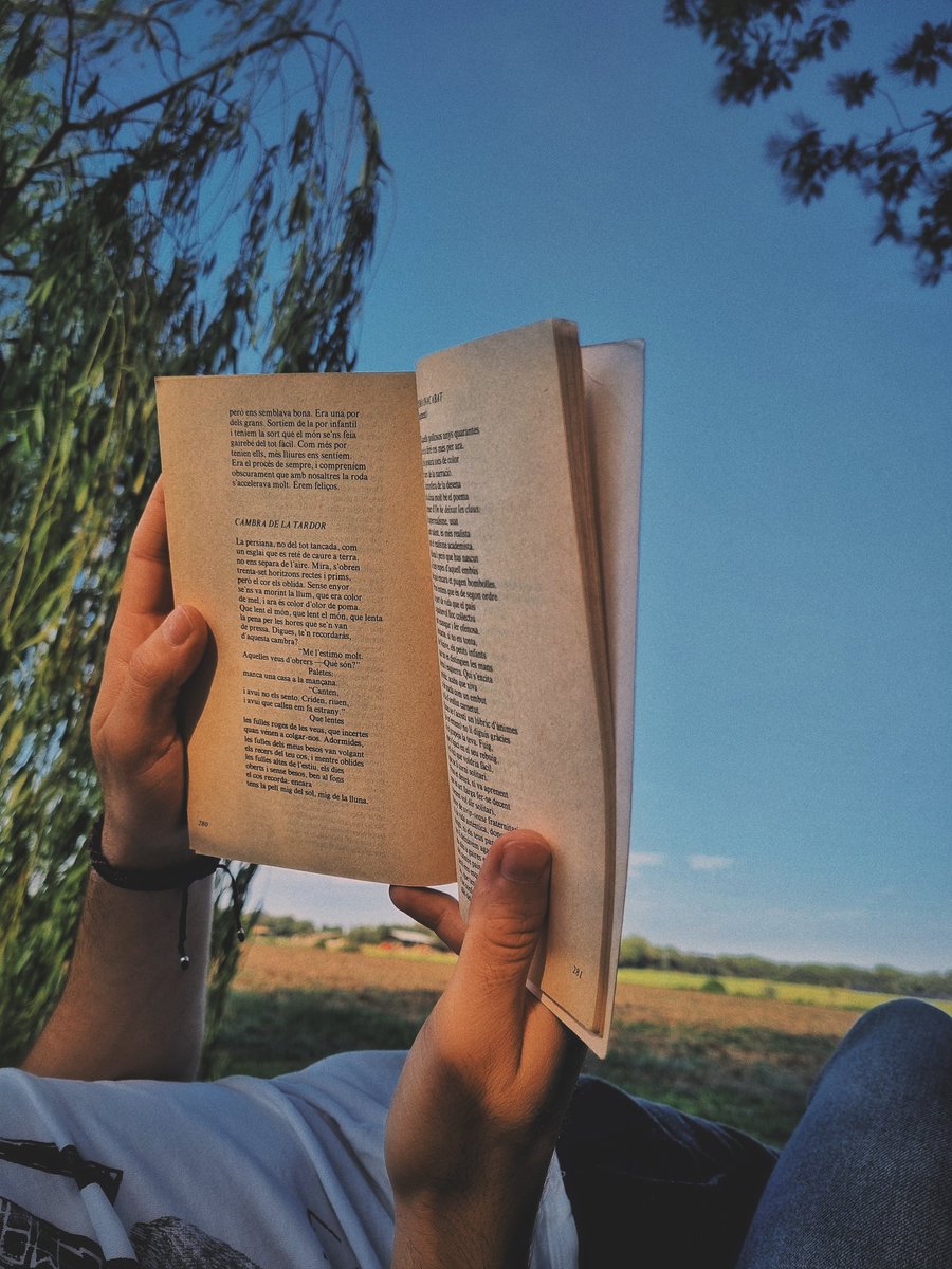 ivette_vazz's tweet photo. @mardellibres Que et llegeixin poesia una tarda de setembre. Així sí. @marc_exposit Mig de sol, mig de lluna. https://t.co/u8fBvUPoMN