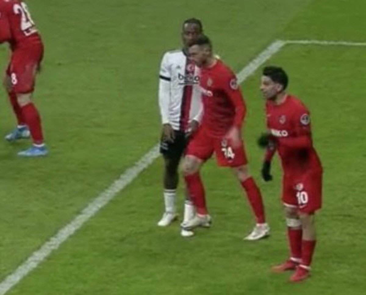 Ne #VAR ne yok Arda Kardeş?? #TFF #Artıkbişeyyapmalı <a href="/Besiktas/">Beşiktaş JK</a>