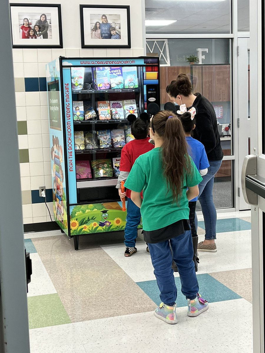ChristyAlvare14's tweet photo. Book Vending machine in action #HouseWinners #Top20 #FloydFam https://t.co/kcHjWbURlE