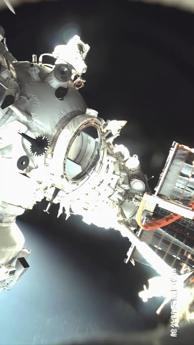 Eurekablog's tweet photo. Bonita imagen de uno de los paseos espaciales de la estación espacial china (busca al astronauta). https://t.co/1mBff7sslT
