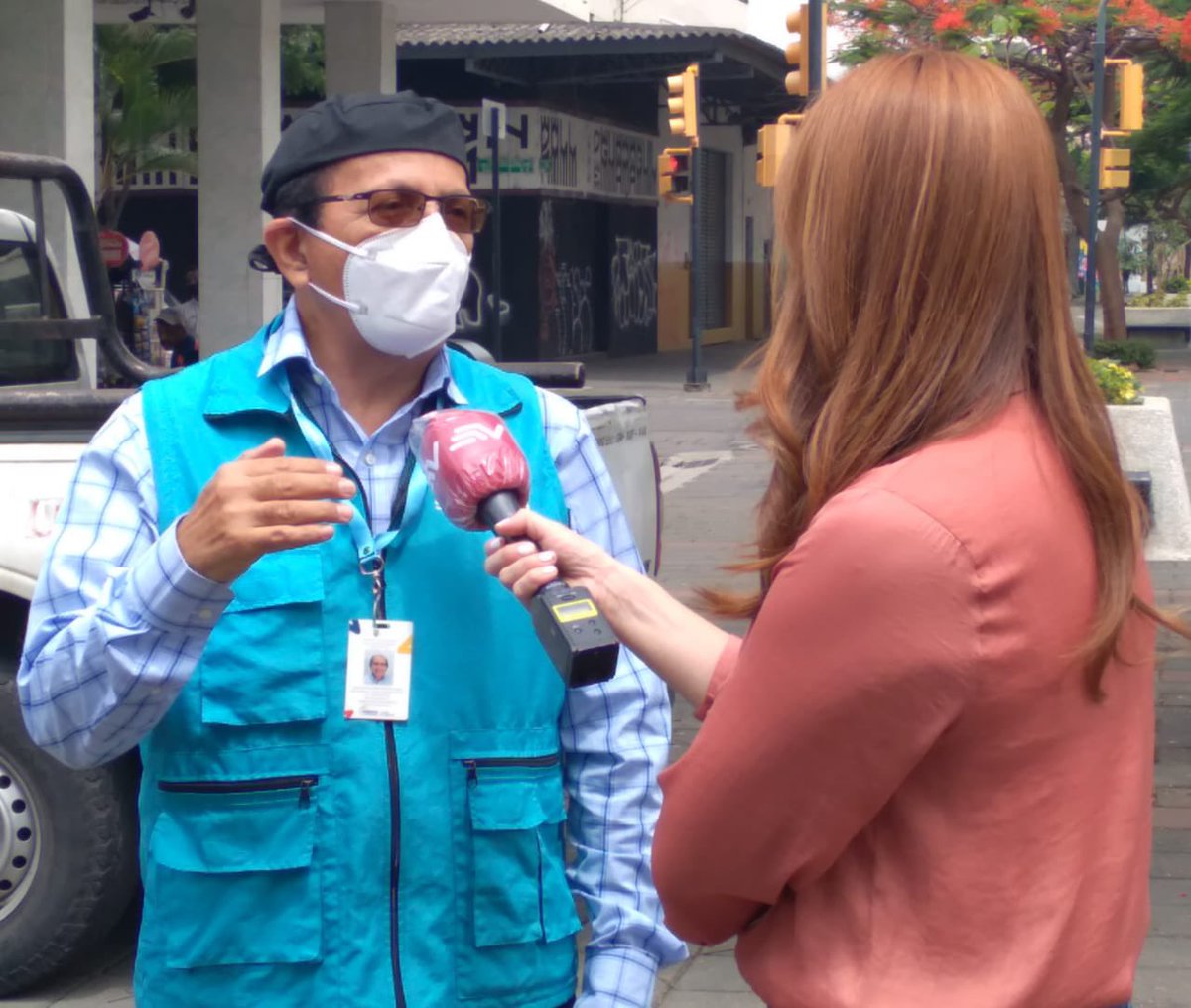 Salud_Guayas's tweet photo. #JuntosPorLaSalud| Epidemiólogo del Distrito 09D04, Wilson Bermeo, informa en @ecuavisa sobre medidas preventivas contra enfermedades que suelen presentarse durante la estación invernal. https://t.co/8JJhrcDQCg