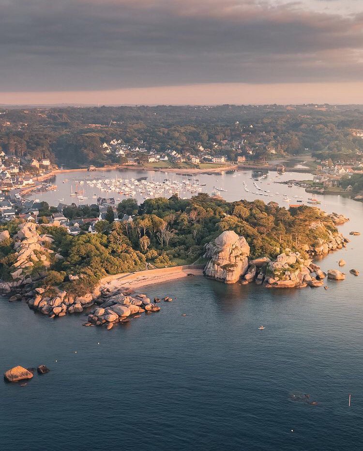 🏊🏻‍♂️ L’exotisme breton. Qu’il fait bon se baigner dans ce petit coin de paradis le soir à marée haute !

Saurez-vous reconnaître ce coin de #Bretagne vu du ciel ?

🕵🏻‍♂️ Indice : Castel Braz

#BretagneVueDuCiel

© Alban Pasco