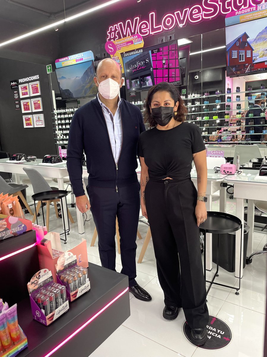 ticogomez73's tweet photo. El subsecretario @ticogomez73 recorrió junto a Laura Meixueiro, las instalaciones de la primera sucursal en la capital oaxaqueña de #StudioSSalon, localizado en la colonia Reforma, espacio que genera 10 empleos directos. 

Con inversión y confianza, #OaxacaCrece!
@alejandromurat https://t.co/6Z785NYN0r