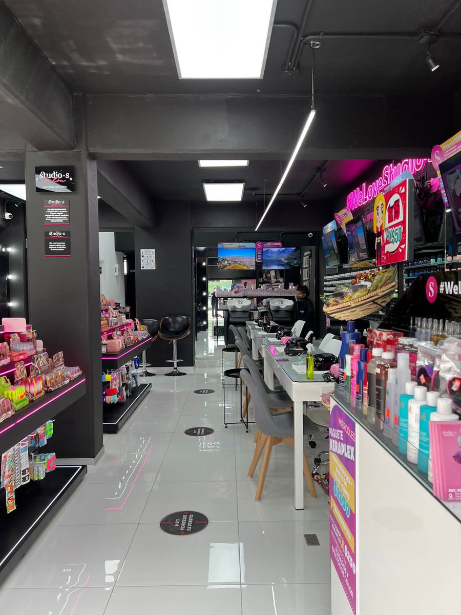 ticogomez73's tweet photo. El subsecretario @ticogomez73 recorrió junto a Laura Meixueiro, las instalaciones de la primera sucursal en la capital oaxaqueña de #StudioSSalon, localizado en la colonia Reforma, espacio que genera 10 empleos directos. 

Con inversión y confianza, #OaxacaCrece!
@alejandromurat https://t.co/6Z785NYN0r