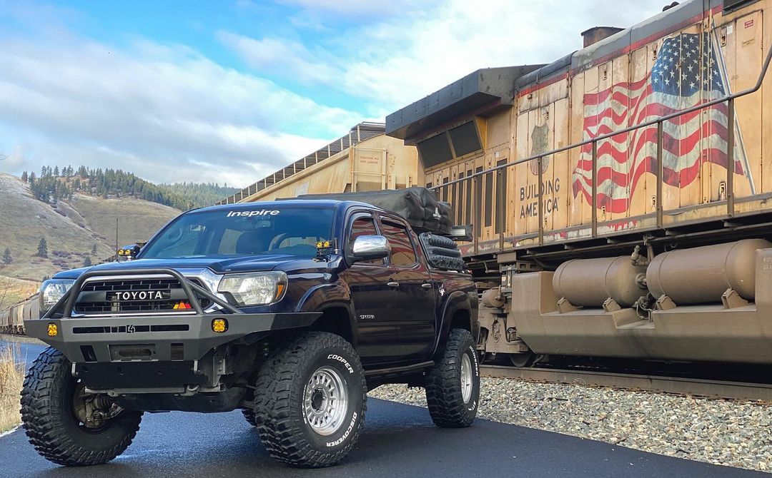 CooperTire's tweet photo. Blessing your timelines with some #FrontEndFriday action.
📸: autolgnd, daddy_julz and traxcustoms_ryan on IG
#GoWithTheCoopers #DiscovererSTTPRO #DiscovererAT3XLT #DiscovererRuggedTrek #Toyota #Jeep #GMC https://t.co/lidt382D5i