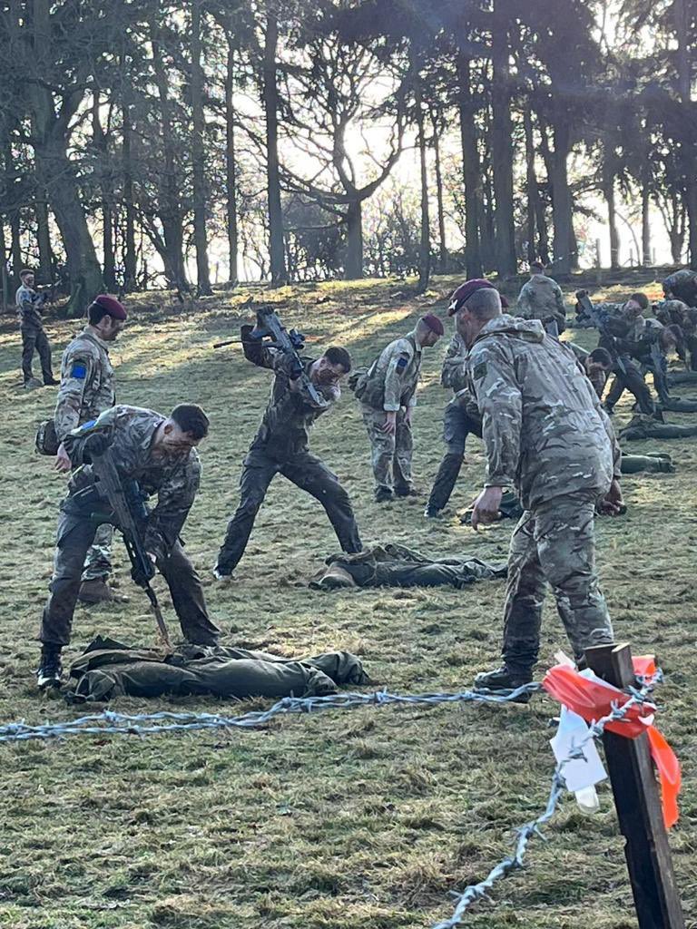 2PARA_HQ's tweet photo. Paras from @2PARA_HQ conducting a bayonet fighting lesson in Colchester. #ControlledAggression https://t.co/L8a6C9iyuS