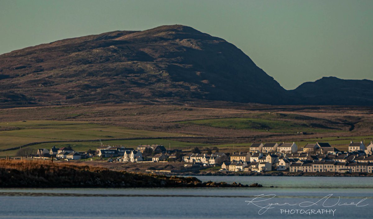 RyanNic74525810's tweet photo. Looking towards port Charlotte from Bowmore. 

#portcharlotte #nikon #500mm https://t.co/VO8AwYd0Eo