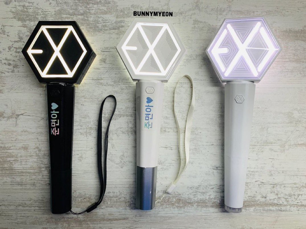 itsuserkive's tweet photo. SOME EXO-L ARE ACTUALLY GOING IN THE PLACE !! THIS IS HOW THE LIGHTSTICK LOOK LIKE PLEASE SPREAD THIS #StrayKids_in_Riyadh https://t.co/qRljVAlxVh