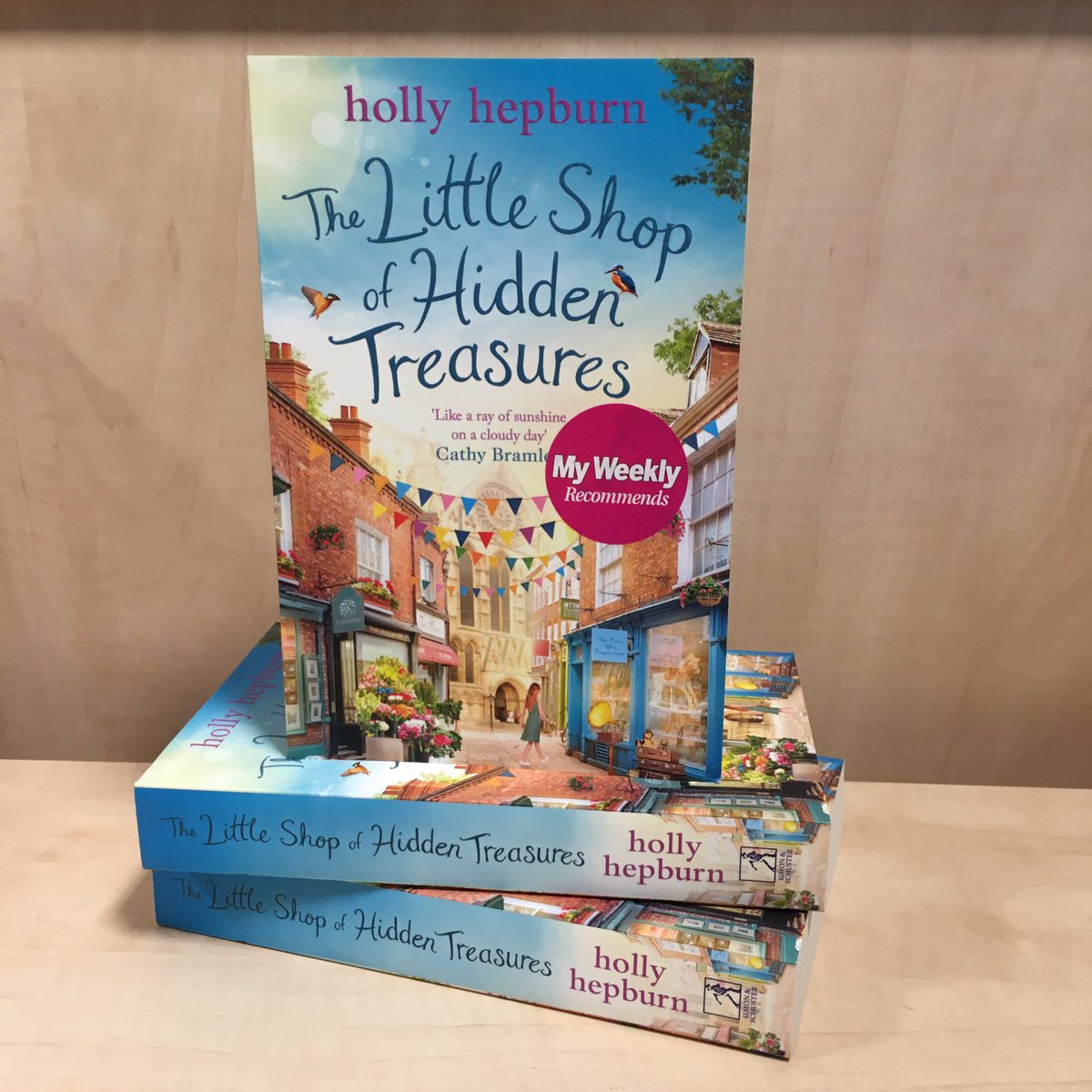 To celebrate the paperback edition of #TheLittleShopOfHiddenTreasures, I’ve got 3 copies up for grabs!

Simply RT&amp;Follow by 4pm 20/1 to get your name in my Big Hat of Chance to #WIN!

booksandthecity.co.uk/hiddentreasure…