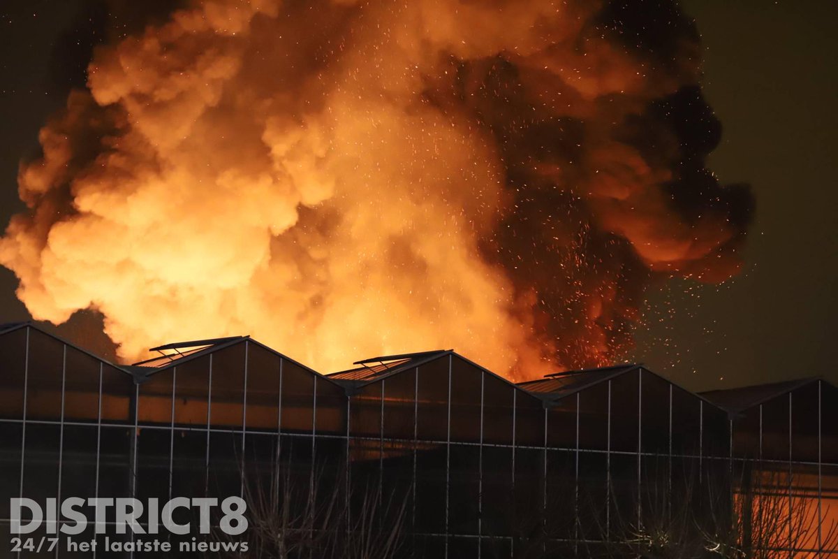 RedactieD8's tweet photo. De Brandweer heeft zojuist opgeschaald naar ’zeer grote brand’ flinke rookwolken trekken over het #Westland. #Rusthovenlaan #Monster https://t.co/6UgRaFsDuy