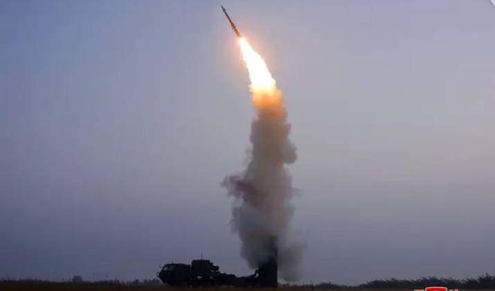 dvh_infos's tweet photo. Ce vendredi 14 Janvier 2022 à Pyongyang la Corée du Nord a lancé un projectile non-identifié vers l'est de la péninsule coréenne selon les chefs d'état-major interarmées de Corée du Sud.
Un troisième test en moin de dix Jours.

DVH Infos https://t.co/fogDgZSQMr