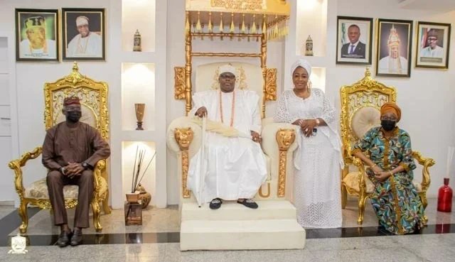 HRMOniru's tweet photo. I received a courtesy visit today from a former boss, friend and the present Federal Minister of Works and Housing of Nigeria - H.E Babatunde Raji Fashola and his delectable wife, Mrs. Abimbola Fashola. https://t.co/bBUIbMb1f6