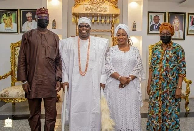HRMOniru's tweet photo. I received a courtesy visit today from a former boss, friend and the present Federal Minister of Works and Housing of Nigeria - H.E Babatunde Raji Fashola and his delectable wife, Mrs. Abimbola Fashola. https://t.co/bBUIbMb1f6