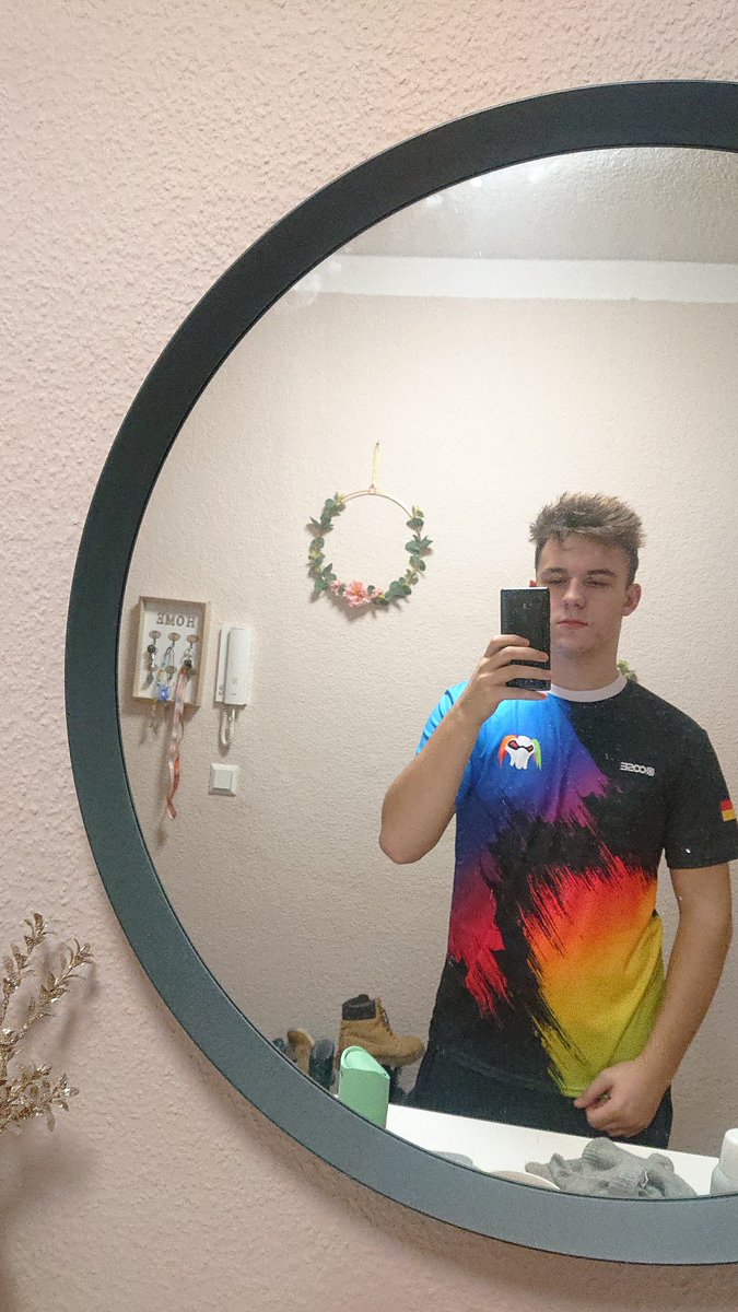 Endlich auch mal das Jersey bekommen, diesmal auch mit deutscher Flagge und nicht polnisch lol

Ist ein krasses feeling sein eigenes designtes Logo als Shirt zu tragen, danke an <a href="/Sanity_eSport/">Sanity eSports</a>

Ist wohl jz auch mein Face reveal 👀 #SNTWIN