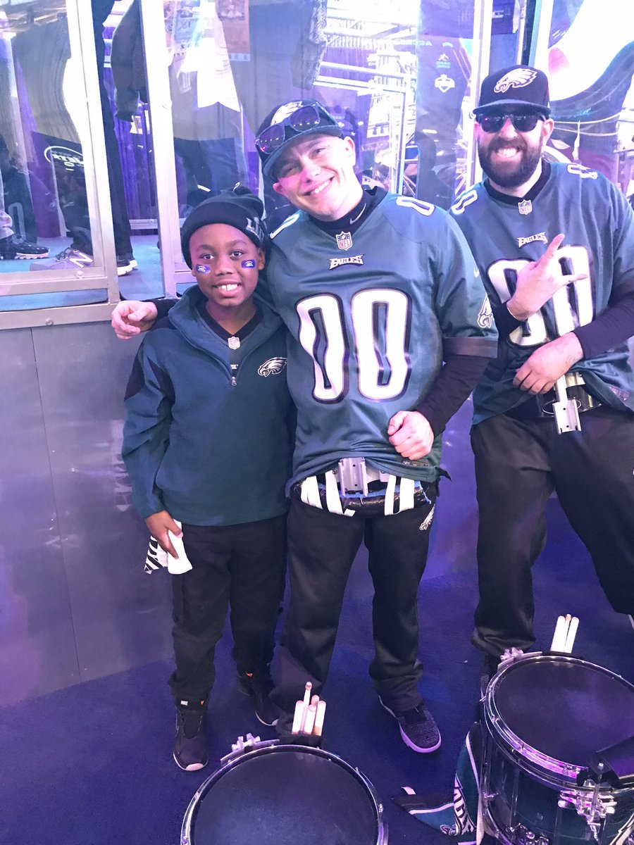 MarquesPSimmons's tweet photo. @LAYS #LaysGoldenGrounds Fly Eagles FLY!!! My son and I are huge fans of the @Eagles living in Minnesota but we hold true to the midnight green, silver and black and rep it well!! https://t.co/Q2bv91C26y