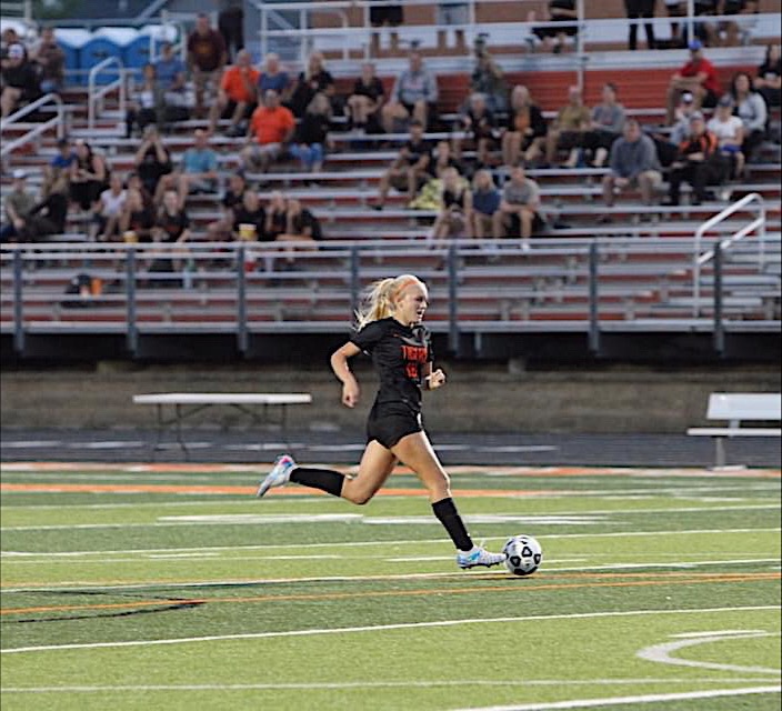 🚨💛⚽️💙🚨 
We are excited to add another huge impact player to our 2022 class.  A speedy striker with some serious goal scoring flare ⚽️🧨
#classof22
#saintsriseup 
#farmingtontigers🐅