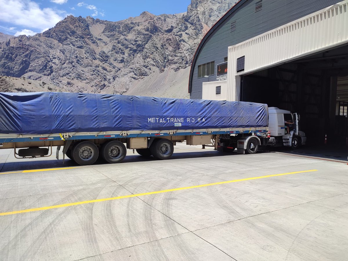 anefchile's tweet photo. 📢#Ahora | Trabajadores/as de Aduanas paralizan sus funciones en el Paso Internacional Los Libertadores, debido a 8 casos de contagios (hasta el momento) de Covid-19. Anteriormente, #ANFACH había exigido tomar medidas para evitar esta situación. No fueron oídos.
#Salud #Covid19 https://t.co/q4O2zUNIX8