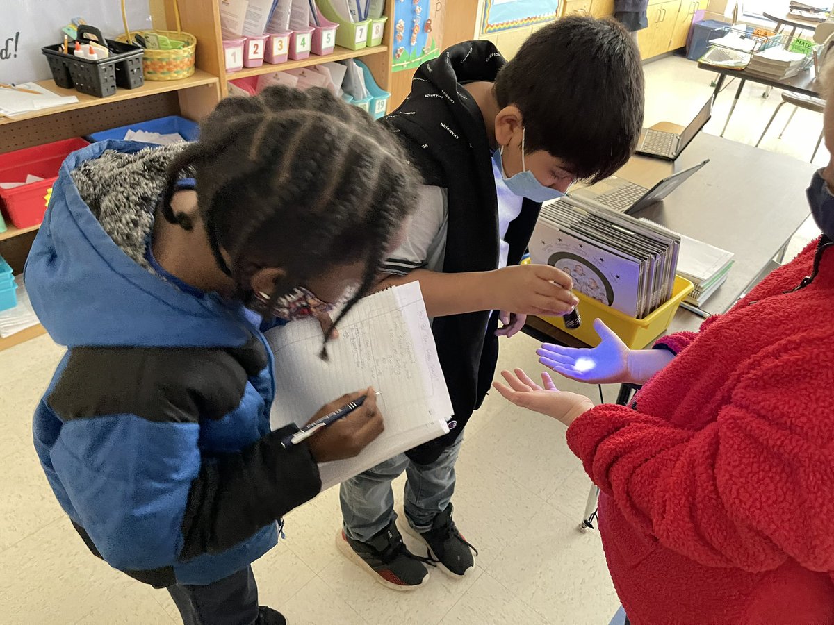 tcherbelle's tweet photo. Following the patterns of the spread of germs is what these third graders are working on!As this is being conducted daily, scholars have been intentionally washing their hands to get rid of the invisible germ tracking powder placed in unknown locations.

#SciExperiment @WHOwenES https://t.co/1cNN49HNvj