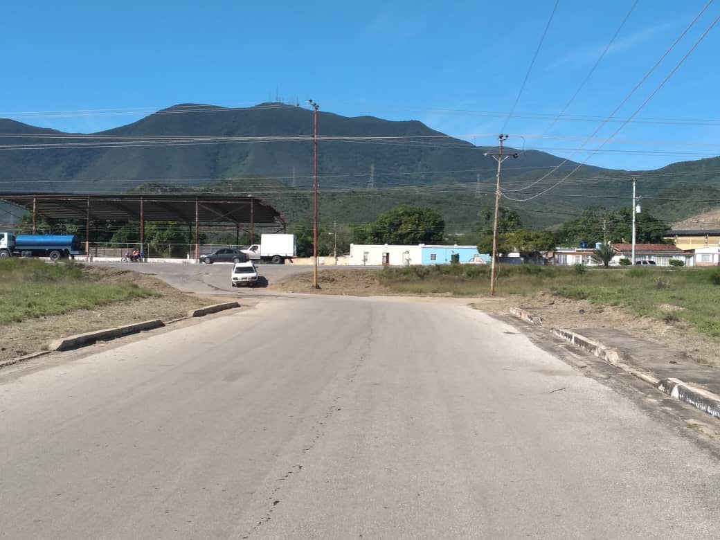 CruzLairet2021's tweet photo. Más evidencias fotográficas de la excelente jornada de limpieza y desmalezado que tuvimos en los Sectores Manuela Sáenz y Cocopozuelo. Más conciencia y cuidado de nuestros espacios comunes. #ConLaFuerzaDelPueblo https://t.co/NuouNn6Ox1