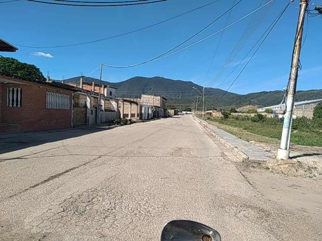 CruzLairet2021's tweet photo. Más evidencias fotográficas de la excelente jornada de limpieza y desmalezado que tuvimos en los Sectores Manuela Sáenz y Cocopozuelo. Más conciencia y cuidado de nuestros espacios comunes. #ConLaFuerzaDelPueblo https://t.co/NuouNn6Ox1