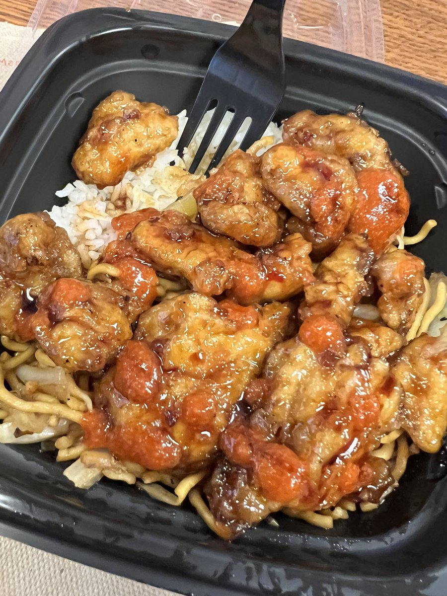 Lena18's tweet photo. Here’s my lunch; in case you wanted to know. 😄 Gotta love @PandaExpress !! With lots of chili sauce 🌶 #pandabowl #orangechicken https://t.co/MakjCsGDJu