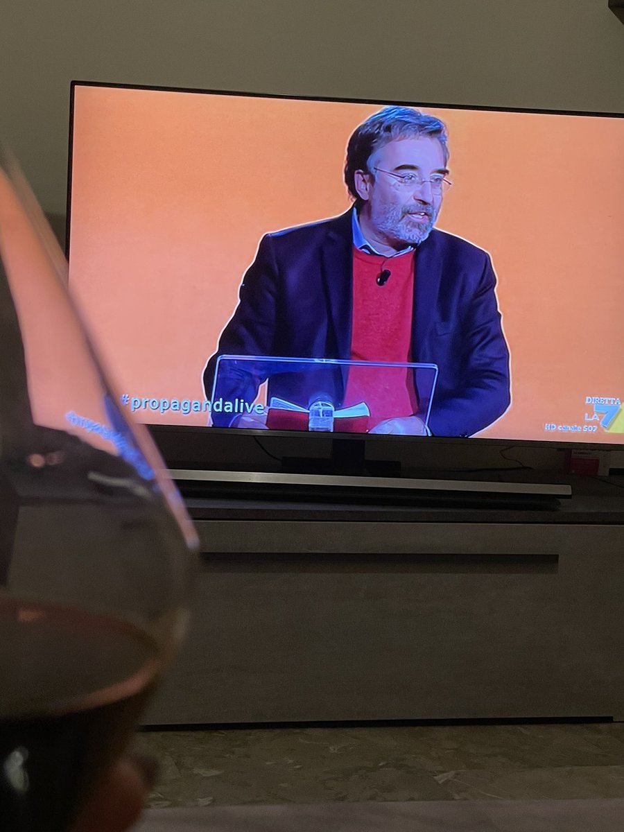 diddylu's tweet photo. Lo spiegone e il vino!  
@welikeduel #damilano unica fede https://t.co/ZgDO1mI3Lc