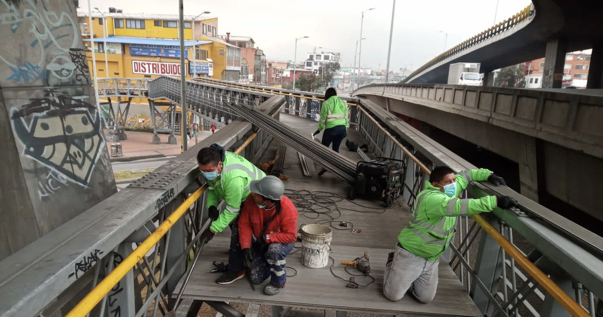 idubogota's tweet photo. 🚨👷🏽Nuestro equipo de mantenimiento realizó el arreglo de 8 m2 en el puente peatonal de la Carrera 30 con sexta, debido a las láminas que habían sido hurtadas. 
Aquí prueba de ello ⬇️ https://t.co/Xf9ECy75FB