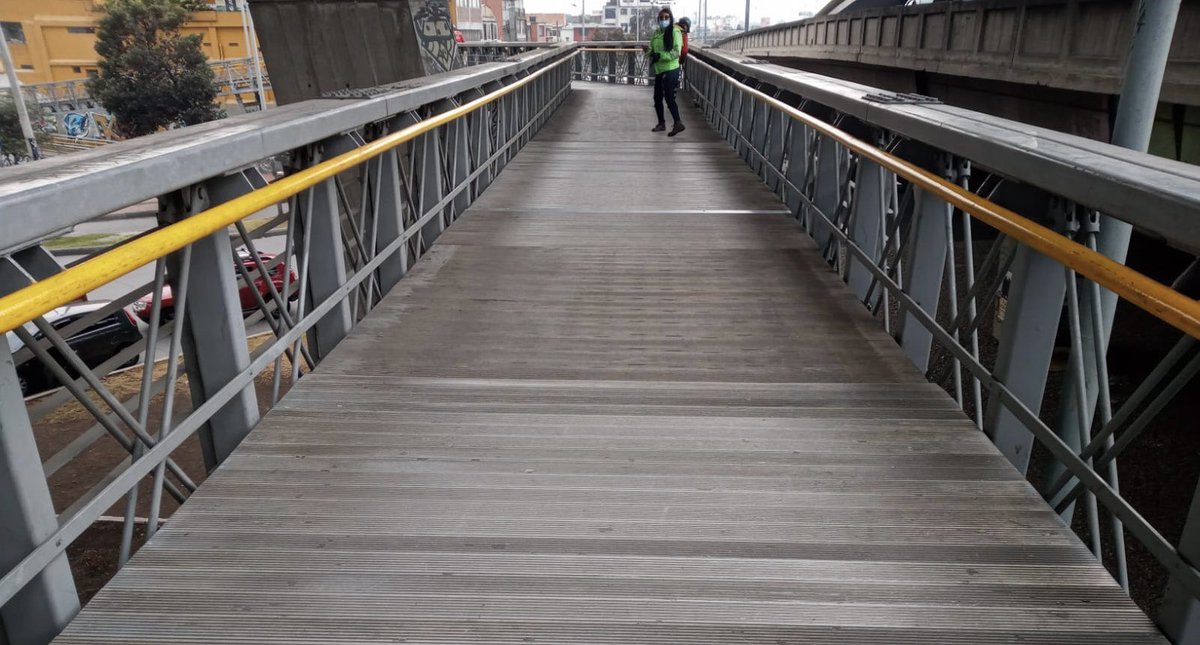 idubogota's tweet photo. 🚨👷🏽Nuestro equipo de mantenimiento realizó el arreglo de 8 m2 en el puente peatonal de la Carrera 30 con sexta, debido a las láminas que habían sido hurtadas. 
Aquí prueba de ello ⬇️ https://t.co/Xf9ECy75FB