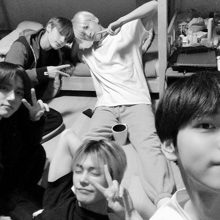 thvantaepinggu's tweet photo. One of the few people i know who has the biggest, purest hearts. I am absolutely proud of how much they’ve overcome difficulties and trials. @TXT_members, you are a blessing to this world🤍
BIGHIT CHECK YOUR EMAIL
#BigHitProtectTXT #WeStandForTXT #TOMORROW_X_TOGETHER https://t.co/TvSqRR15uh