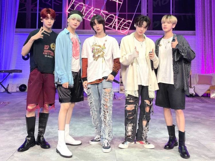 squirrelcaterry's tweet photo. take all of our love txt.💌💘
BIGHIT CHECK YOUR EMAILS
#BigHitProtectTXT #WeStandForTXT #TOMORROW_X_TOGETHER https://t.co/WWag1cMShO