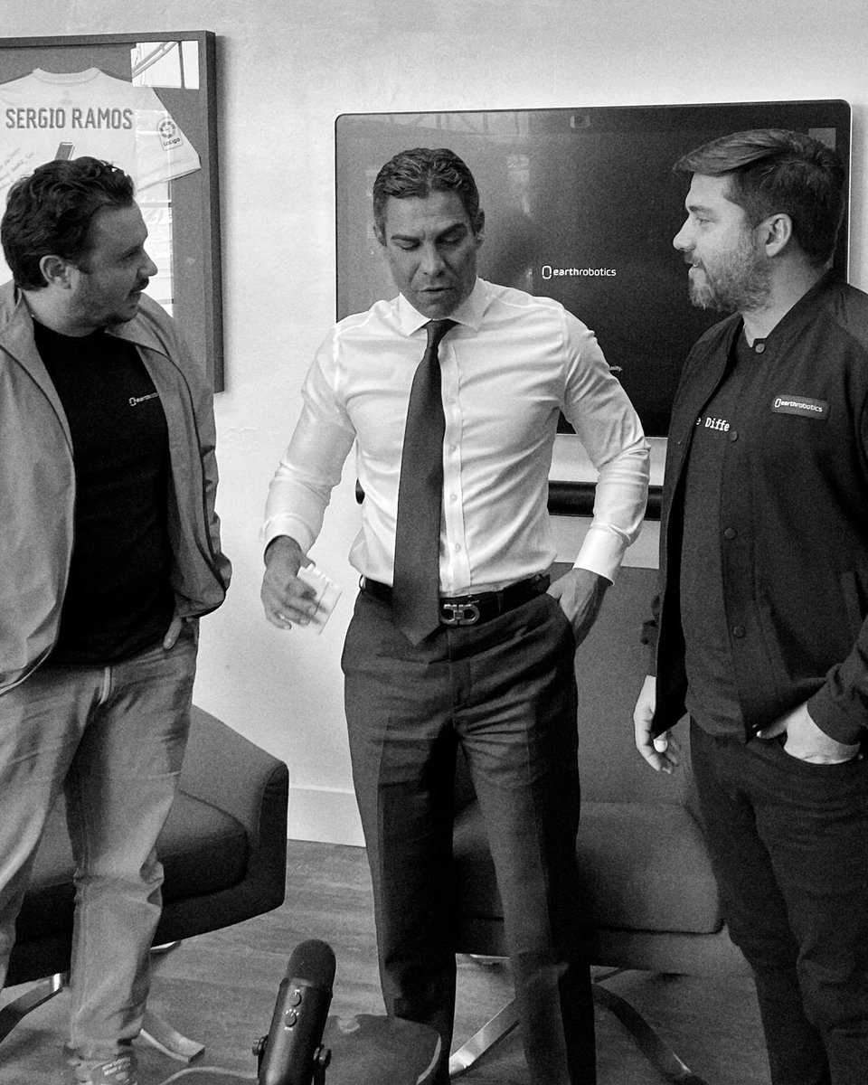 Tantas cosas positivas en tan solo una semana 🙏 lo mejor de todo que este ańo apenas comienza. Looking forward for 2022 🙌 Special thanks to @francissuarez for your support in this Amaizing Project <a href="/earth_robotics/">Earth Robotics</a> we are really proud to be part of the Miami growth#EarthRobotics