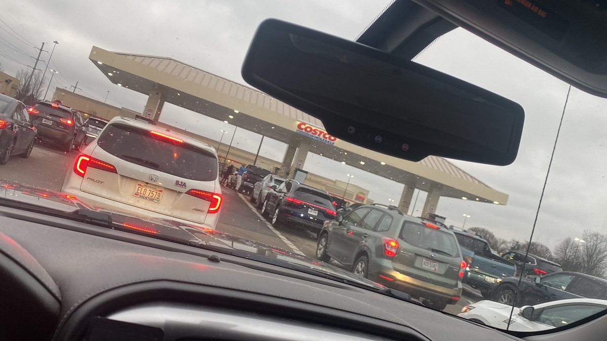 cookfooditseasy's tweet photo. getting gas at costco is an experience..lines out the wahzoo for this magical liquid #GetchaGas #GasItUp https://t.co/zXQJqC4d4w