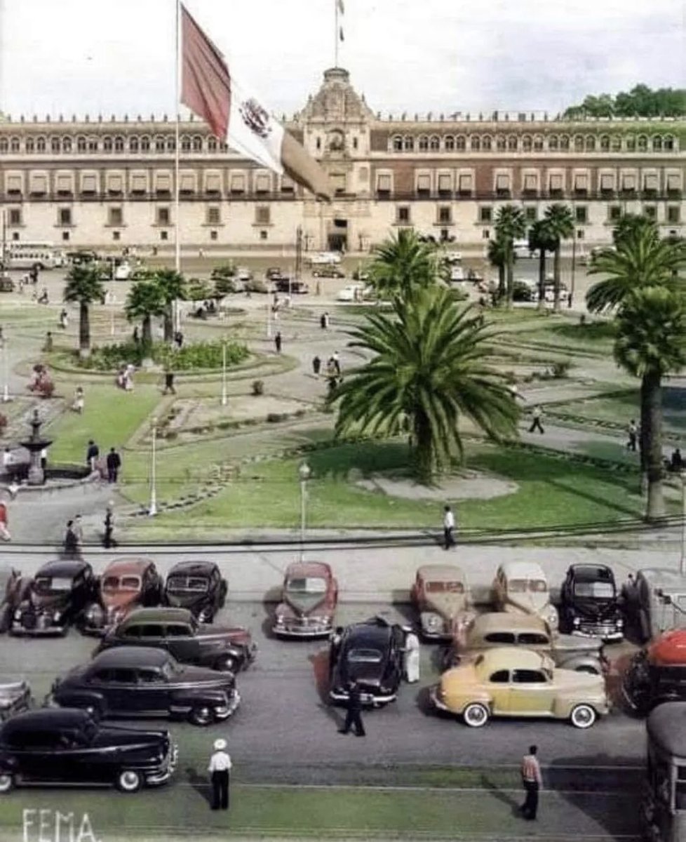 Así lucía el zócalo capitalino en la década de los cincuentas, con jardineras, árboles e incluso palmeras! Noten Palacio Nacional ya con su galería o tercer piso. Prefieres un zócalo así o la plancha de concreto de la actualidad? #OPINA #CDMX