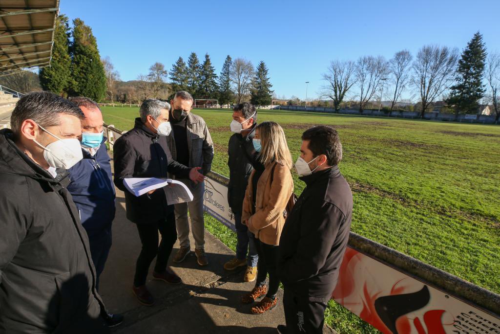 Pablo_Zuloaga's tweet photo. El complejo deportivo Santiago Galas de #CabezónDeLaSal comienza a recuperarse, ya están en marcha las obras de su bolera cubierta y hoy presentamos el proyecto del campo de fútbol de hierba artificial que apoyaremos desde @DeportesGobCant. https://t.co/5quAoCST8g