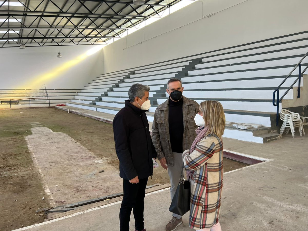 Pablo_Zuloaga's tweet photo. El complejo deportivo Santiago Galas de #CabezónDeLaSal comienza a recuperarse, ya están en marcha las obras de su bolera cubierta y hoy presentamos el proyecto del campo de fútbol de hierba artificial que apoyaremos desde @DeportesGobCant. https://t.co/5quAoCST8g